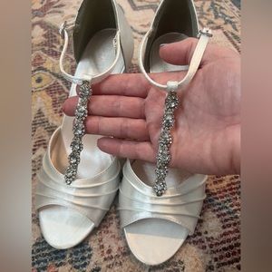 David’s Bridal White Satin Wedding Shoes Diamonds 3in high heels Sz  7.5 New